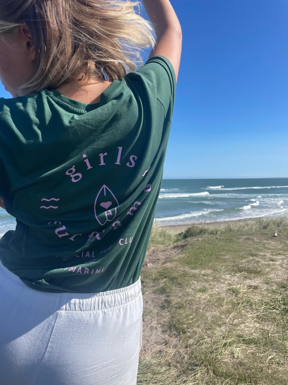 Fabienne Schwerzmann im Surfcamp von The Social Surf Club in den Dünen von Dänemark.